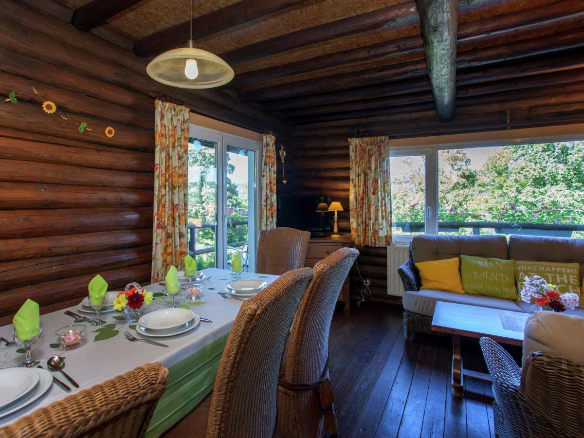 Open Wooden Chalet Built Against A Hill Франкоршам Екстер'єр фото