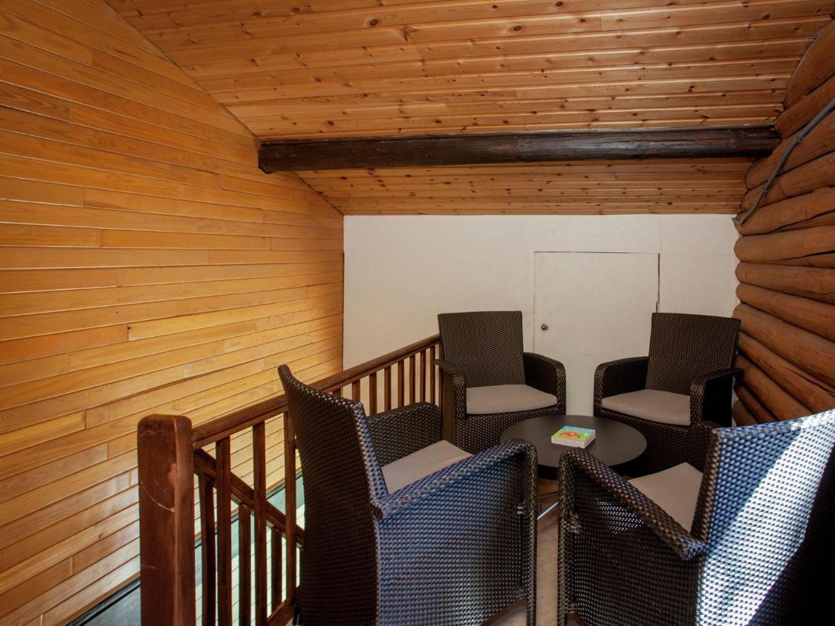 Open Wooden Chalet Built Against A Hill Франкоршам Екстер'єр фото