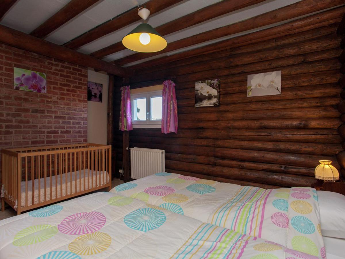 Open Wooden Chalet Built Against A Hill Франкоршам Екстер'єр фото
