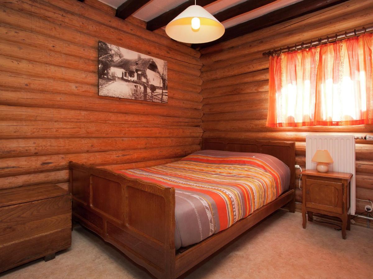 Open Wooden Chalet Built Against A Hill Франкоршам Екстер'єр фото