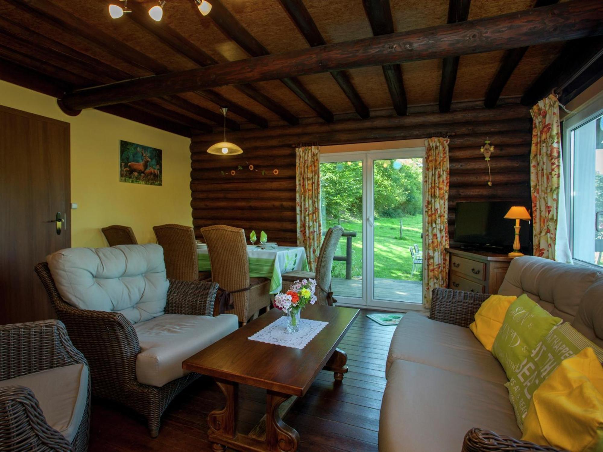 Open Wooden Chalet Built Against A Hill Франкоршам Екстер'єр фото